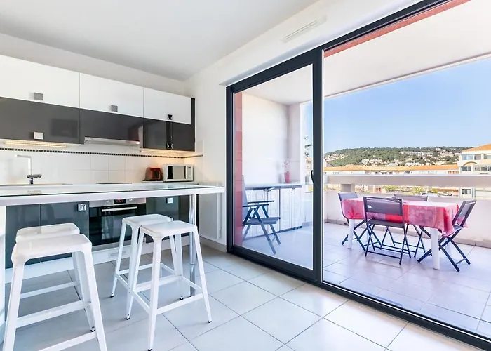 Spacieux T2 Avec Terrasse Et Parking à 100m De La - Fr-1-472-172 Sète