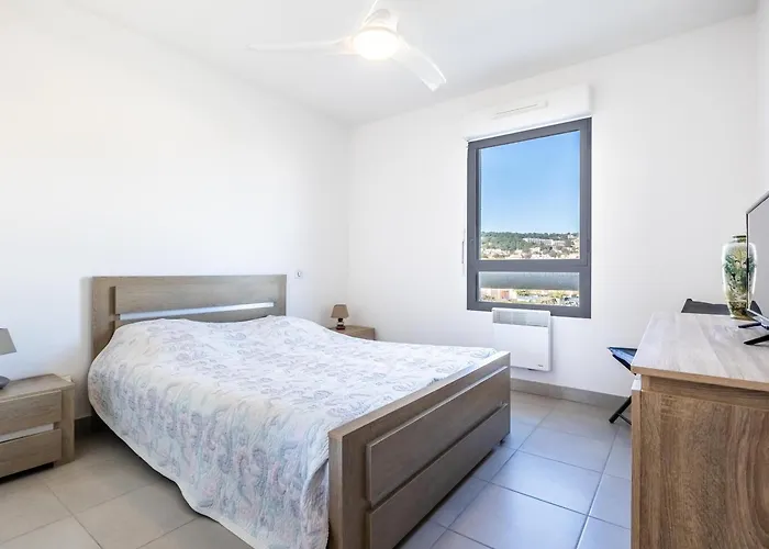 Spacieux T2 Avec Terrasse Et Parking à 100m De La - Fr-1-472-172 *